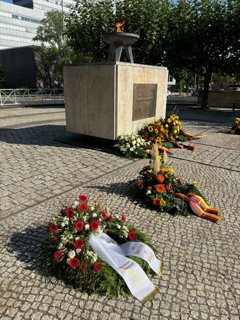 Kranzniederlegung an der ewigen Flamme