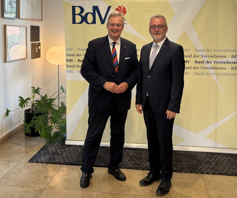 Das Foto zeigt Heiko Schmelzle mit dem BdV-Präsidenten Dr. Bernd Fabritius, den er seit der 18. Wahlperiode im Deutschen Bundestag sehr gut kennt, als beide Bundestagsabgeordnete waren.