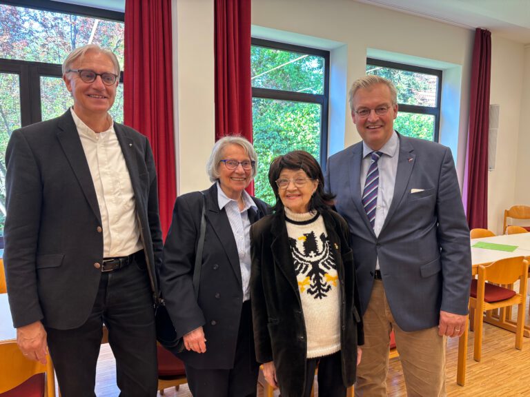 Das Foto zeigt v.l.n.r.: Dr. Stefan Welz, Edeltraud Hermann-Hirche, Dr. Idis Hartmann und Heiko Schmelzle am Rande des Gottesdienstes.